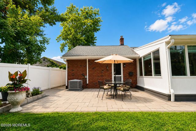 34 W Lincoln Circle, Red Bank, NJ 07701