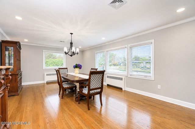 34 W Lincoln Circle, Red Bank, NJ 07701