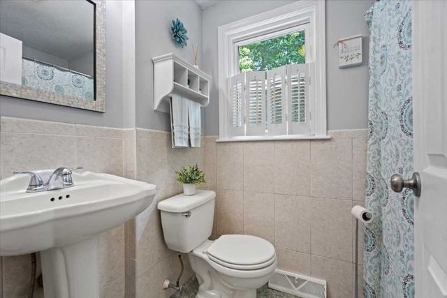 7 Caroline Dr, Milford, MA 01757