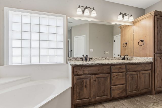 1617 Hawthorne Street, Cleburne, TX 76033