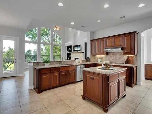 1921 University Club DR, Austin, TX 78732