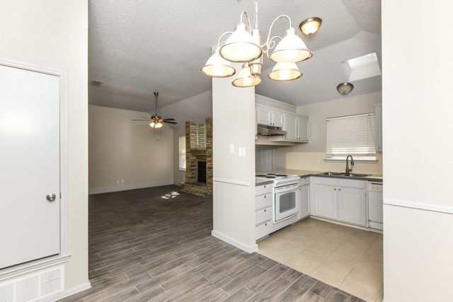 914 Pierce Arrow Drive, Arlington, TX 76001