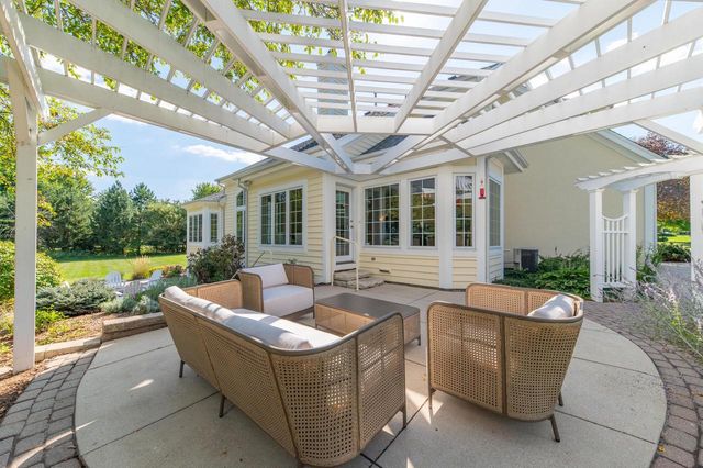261 Steeple Pointe CIRCLE, Delafield, WI 53018