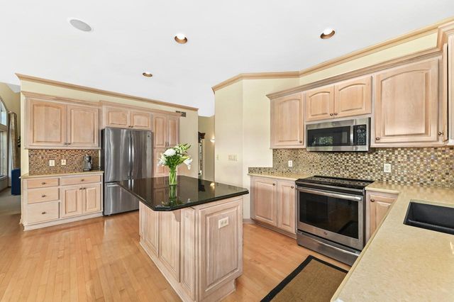 261 Steeple Pointe CIRCLE, Delafield, WI 53018