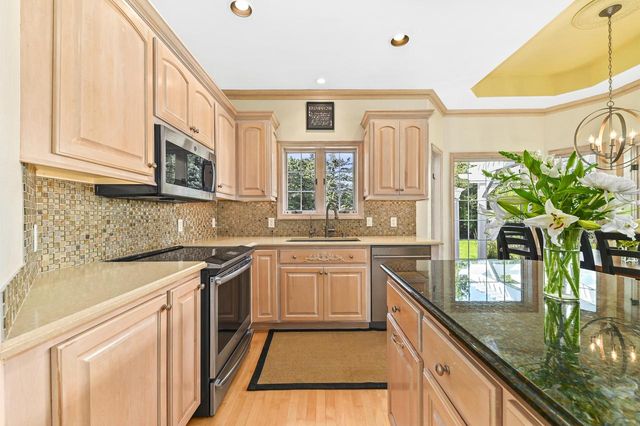 261 Steeple Pointe CIRCLE, Delafield, WI 53018