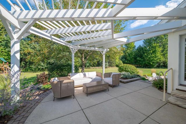 261 Steeple Pointe CIRCLE, Delafield, WI 53018