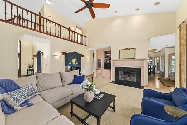 261 Steeple Pointe CIRCLE, Delafield, WI 53018