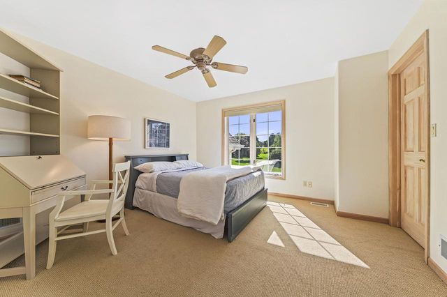 261 Steeple Pointe CIRCLE, Delafield, WI 53018