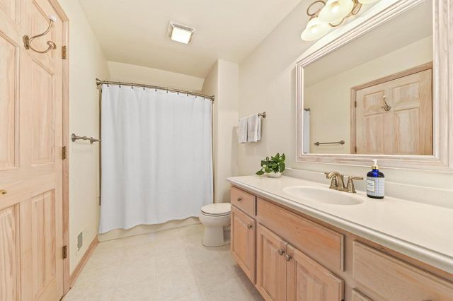 261 Steeple Pointe CIRCLE, Delafield, WI 53018