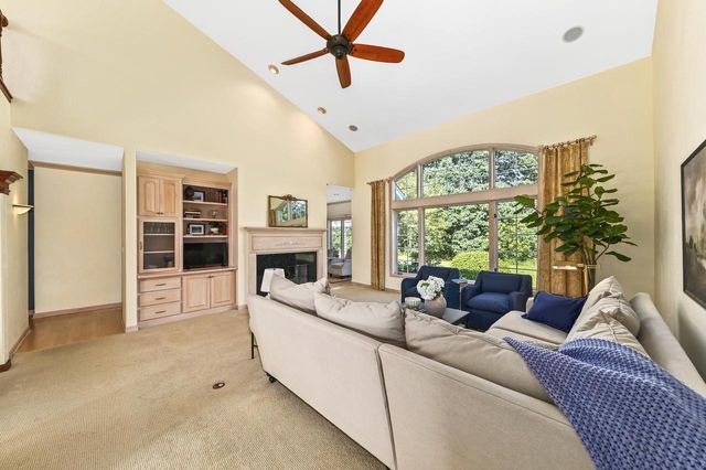 261 Steeple Pointe CIRCLE, Delafield, WI 53018