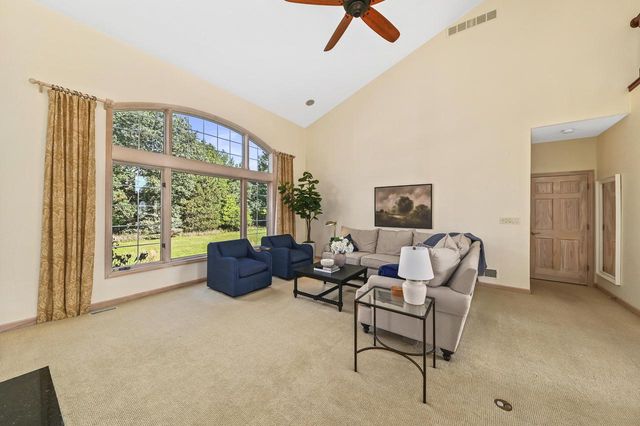 261 Steeple Pointe CIRCLE, Delafield, WI 53018