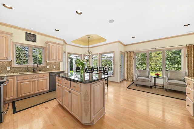 261 Steeple Pointe CIRCLE, Delafield, WI 53018