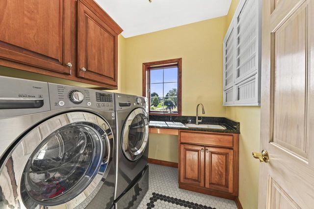 261 Steeple Pointe CIRCLE, Delafield, WI 53018