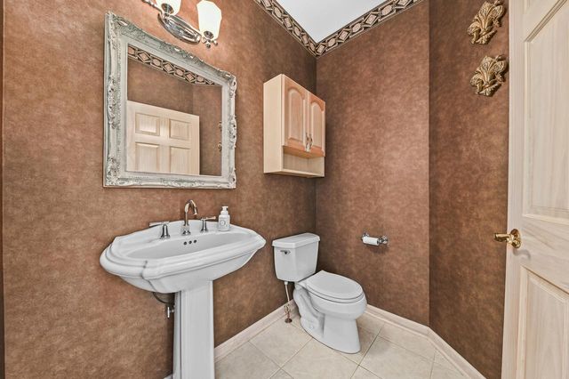261 Steeple Pointe CIRCLE, Delafield, WI 53018