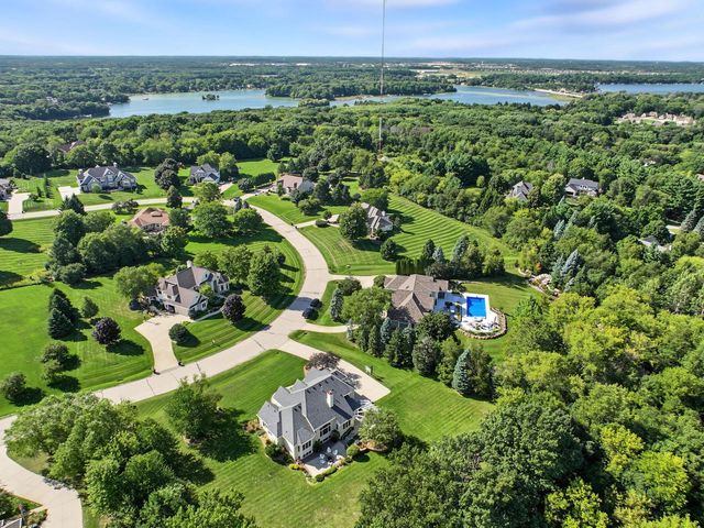 261 Steeple Pointe CIRCLE, Delafield, WI 53018