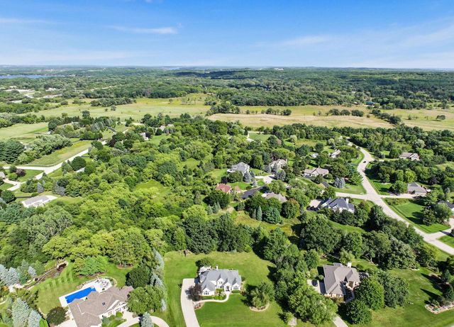 261 Steeple Pointe CIRCLE, Delafield, WI 53018