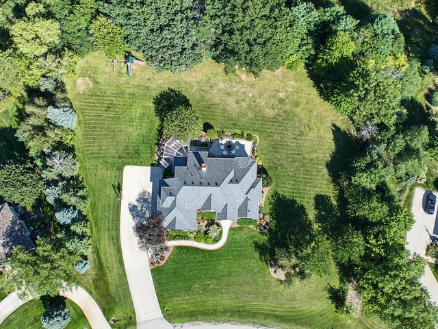 261 Steeple Pointe CIRCLE, Delafield, WI 53018