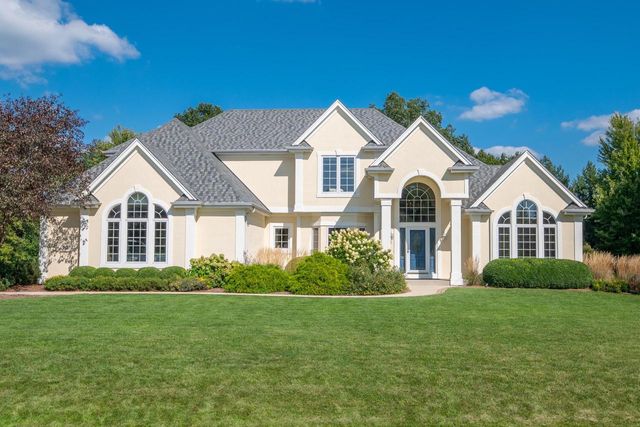 261 Steeple Pointe CIRCLE, Delafield, WI 53018
