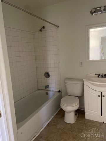 112 W Leslie Avenue, Woodlawn, OH 45215