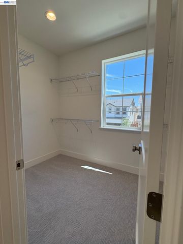 1476 Monument Ln, Fairfield, CA 94533