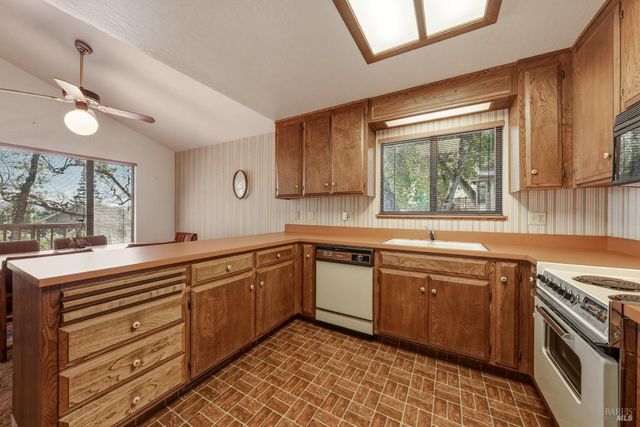 2810 Greenway Dr, Kelseyville, CA 95451