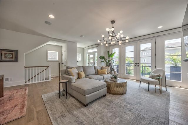 732 W 45th Street, Kansas City, MO 64111