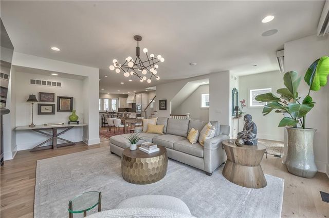 732 W 45th Street, Kansas City, MO 64111