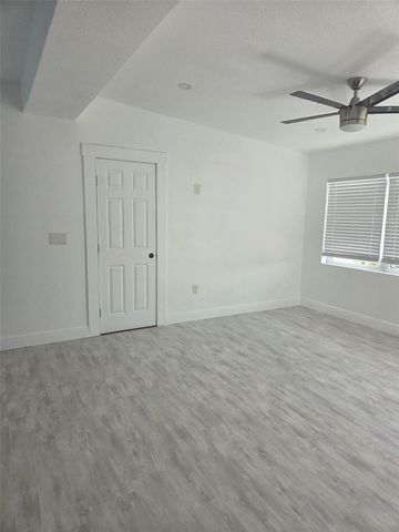 8704 N RENFREW PLACE, Tampa, FL 33604