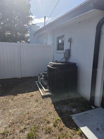 8704 N RENFREW PLACE, Tampa, FL 33604
