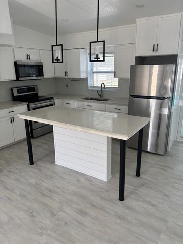 8704 N RENFREW PLACE, Tampa, FL 33604