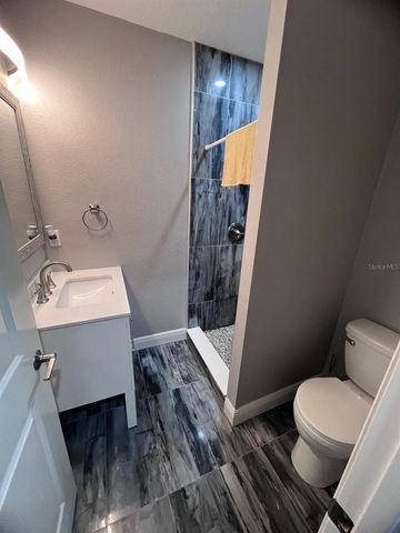 8704 N RENFREW PLACE, Tampa, FL 33604