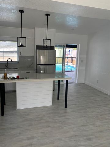 8704 N RENFREW PLACE, Tampa, FL 33604