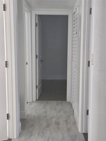 8704 N RENFREW PLACE, Tampa, FL 33604