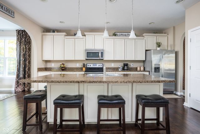 725 Bracknell Drive, Avon, IN 46123