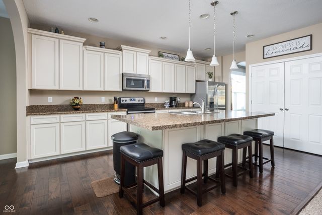 725 Bracknell Drive, Avon, IN 46123