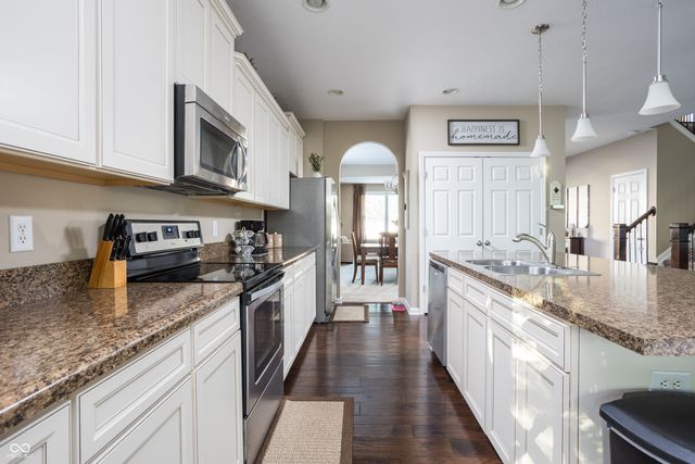 725 Bracknell Drive, Avon, IN 46123