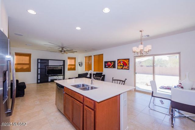 7992 S Dolphin Way, Tucson, AZ 85756