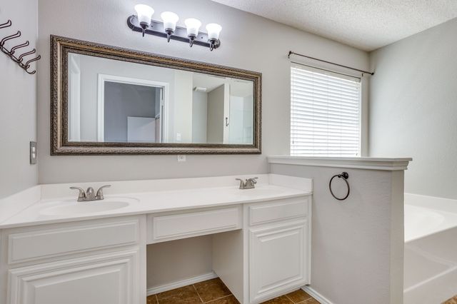 400 Bretts Way, Burleson, TX 76028
