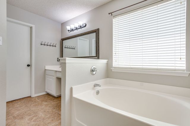 400 Bretts Way, Burleson, TX 76028