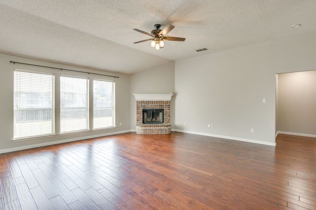 400 Bretts Way, Burleson, TX 76028