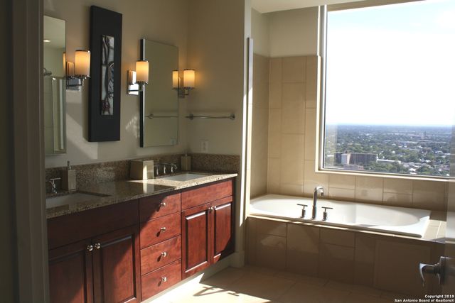 610 E Market St Unit 2601, San Antonio, TX 78205