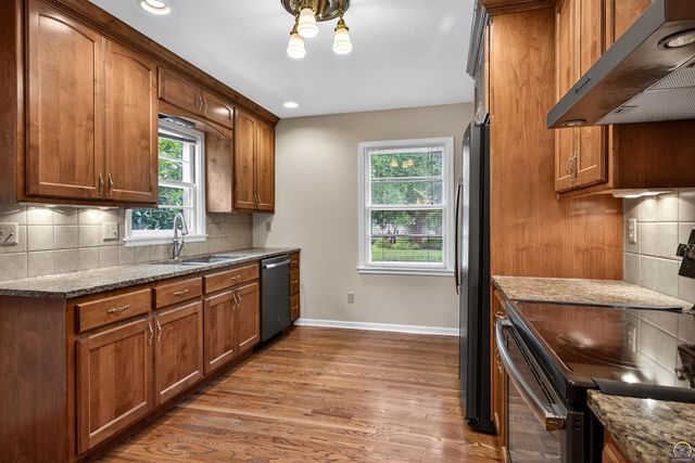 3535 SW Avalon LN, Topeka, KS 66604