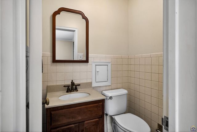 3535 SW Avalon LN, Topeka, KS 66604