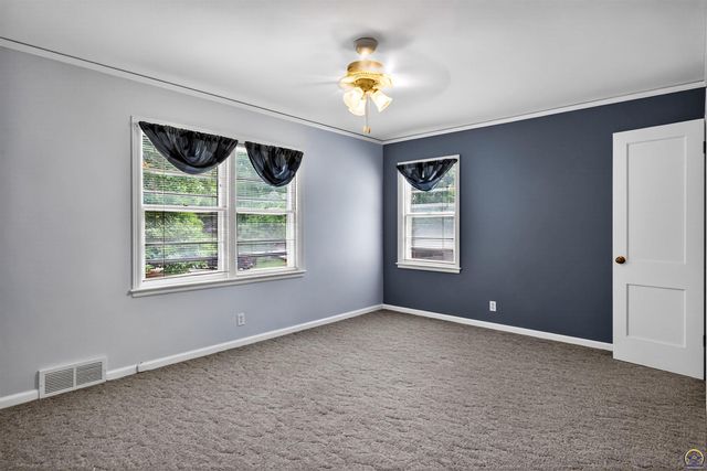 3535 SW Avalon LN, Topeka, KS 66604