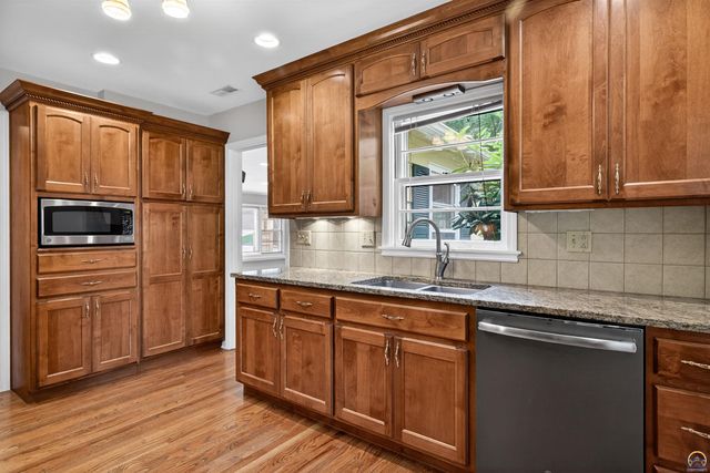 3535 SW Avalon LN, Topeka, KS 66604