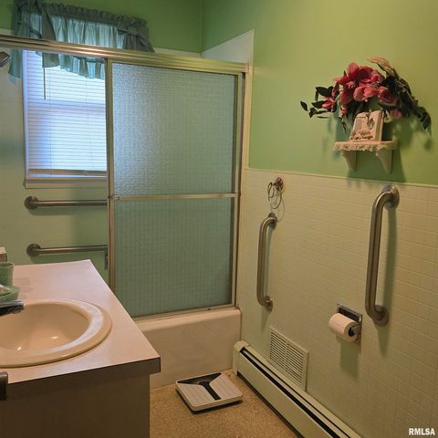 1317 W CHERRY Street, Herrin, IL 62948