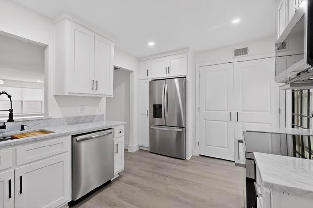 7708 Royal Lane 204C, Dallas, TX 75230