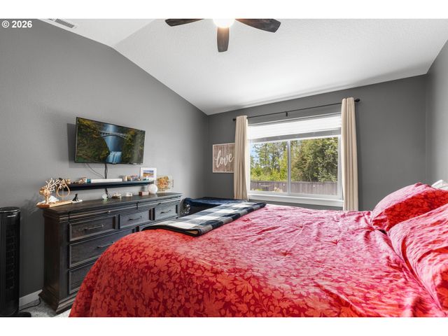 1655 N BROADWAY St, Estacada, OR 97023