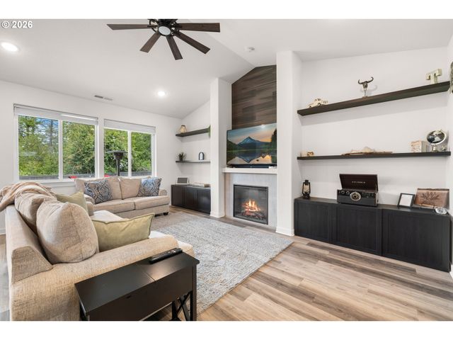 1655 N BROADWAY St, Estacada, OR 97023