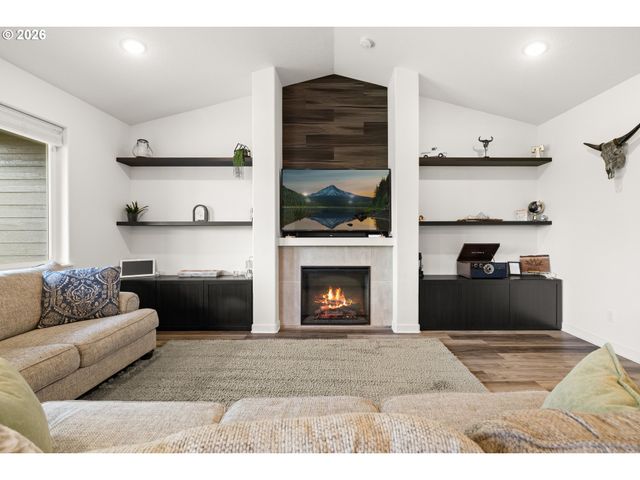 1655 N BROADWAY St, Estacada, OR 97023